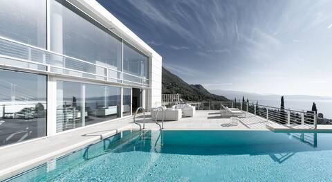 Luxury Villa Richard Meier with pool and lake view