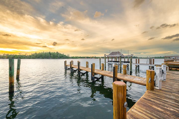 Waterfront 4BR Luxury Hollywood Beach Home & Views