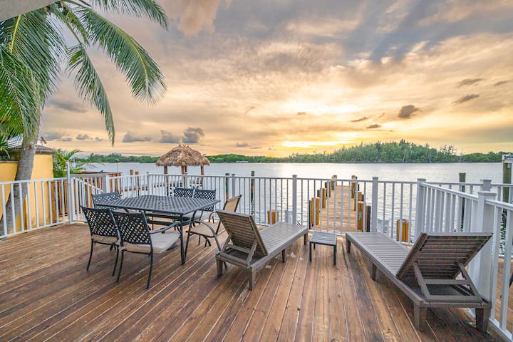 Hollywood 2BR 2.5BA Townhome Steps from the Beach