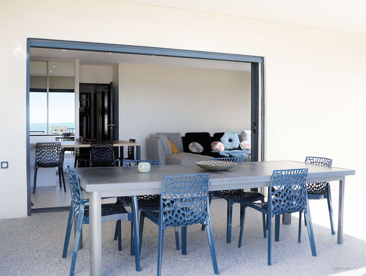 Popular Airbnb listing: The Blue Villa of Cape Town in Agde