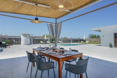 New Villa w/Pool, BBQ & Ping Pong, 1km from beach