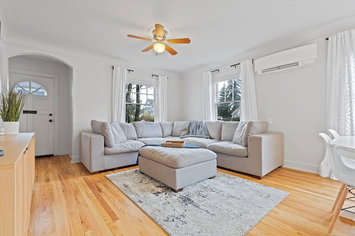Bright & Airy Cottage - Oregon City, OR