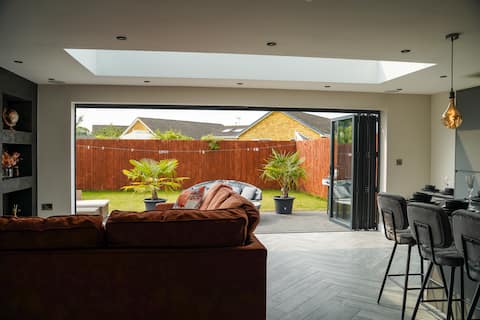 Top performing Airbnb: Near York City Centre 5bedroom modern large house in Huntington