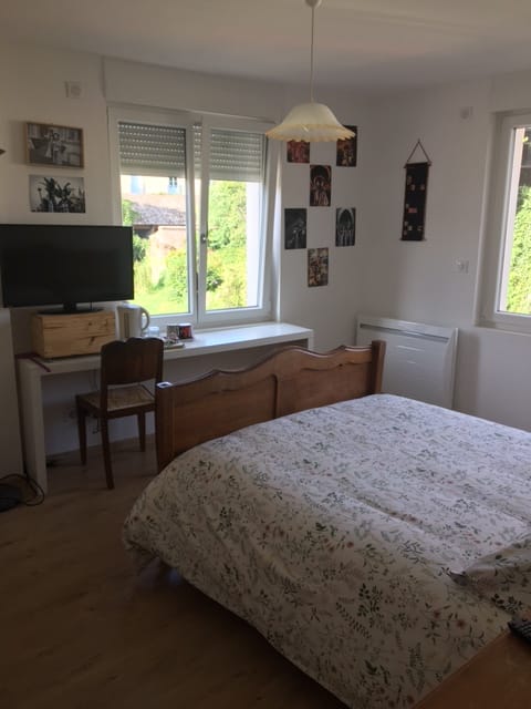 Airbnb performant: bedroom with powder room toilet + sink à Luxeuil Les Bains