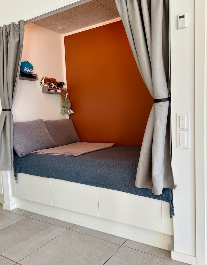 גומחה עם וילון. להיעלם לתוך היקום שלכם