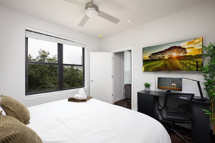 Relaksohu në dhomën tonë elegante të gjumit, me një krevat dopio "king", hapësirë për tavolinën e punës dhe një dritare të gjerë që lejon shumë dritë natyrale.