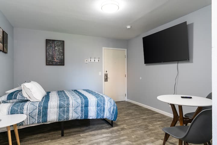 “Eagle's Aerie” - Centrally Located Midtown Studio - Anchorage, AK