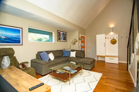 Top performing Airbnb: Modern Zilker Oasis in Barton Hills