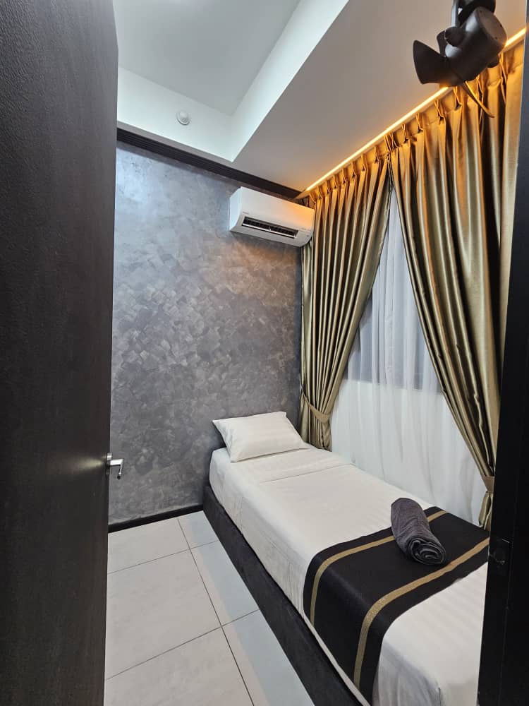 Chambre 3 : retraite confortable avec un lit simple, avec oreiller.