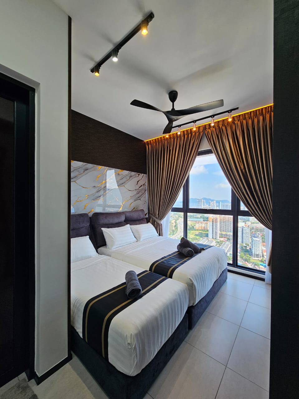 Chambre 1 : retraite confortable avec un lit queen size et un lit simple, avec oreillers et linge de lit. Pour votre confort, les équipements comprennent un fer, une planche à repasser et un sèche-cheveux.