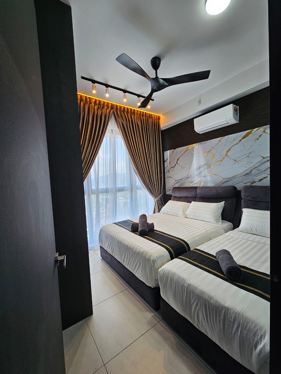 Chambre 2 : retraite confortable avec un lit queen size et un lit simple, avec oreillers et linge de lit. 