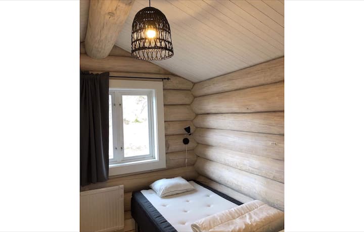 ห้องนอนชั้นบนมีเตียงเดี่ยวและโต๊ะทำงาน