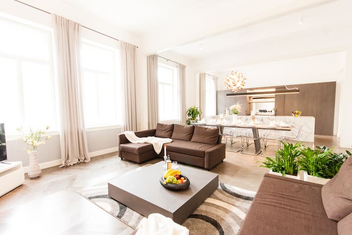 Glamour Premium 5BR, 5BA, AC, Balcony (Old Town)