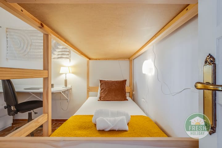 Dormitorio para niños con literas y juguetes