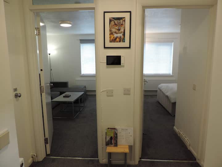 Vestíbulo de entrada con monitor de entrada seguro CCTV.