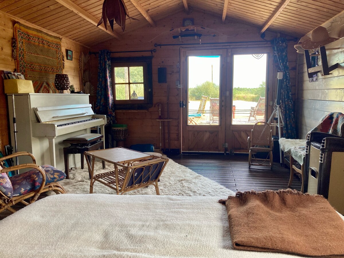 วิวภายนอกและสระว่ายน้ำจากเตียง
มีผ้าปูที่นอนให้ 
เตียงร่มพร้อมผ้าปูที่นอนให้ตามคำขอ 