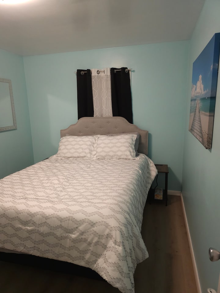 Segundo dormitorio con armario para almacenamiento,  TV, mesitas de noche en cada extremo con enchufe eléctrico incorporado y enchufes de carga, cama queen de espuma viscoelástica con 4 almohadas suaves, sábana plana, manta y edredón.
La ropa de cama se cambió después de cada alquiler.
