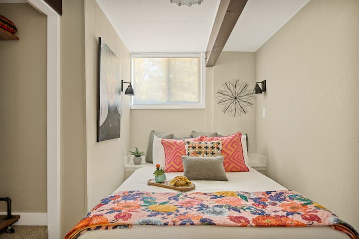 Chumba cha kulala cha tatu kilicho kwenye ghorofa ya pili kilicho na kitanda cha ukubwa wa malkia. 