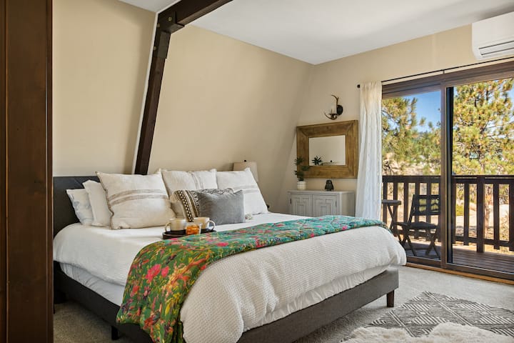 Chumba cha pili cha kulala kilicho na kitanda cha ukubwa wa kifalme na ufikiaji wa roshani wa moja kwa moja, kilicho kwenye ghorofa ya tatu.  Tafadhali kumbuka, chumba hiki hakina mlango na ni sehemu ya "roshani". 