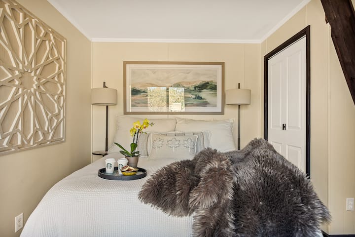 Chumba kikuu cha kulala kilicho na kitanda cha ukubwa wa malkia pamoja na godoro la povu la kumbukumbu na mito ya povu la kumbukumbu. 