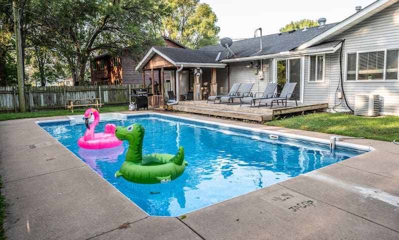 Spring Lake Paradise Pool Home w/Sauna, Cable, Bar