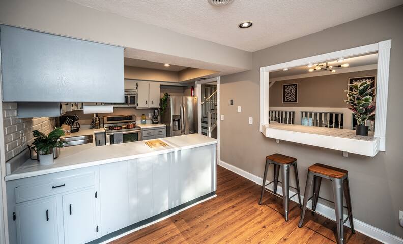 Spring Lake Paradise Pool Home w/Sauna, Cable, Bar gallery image 4