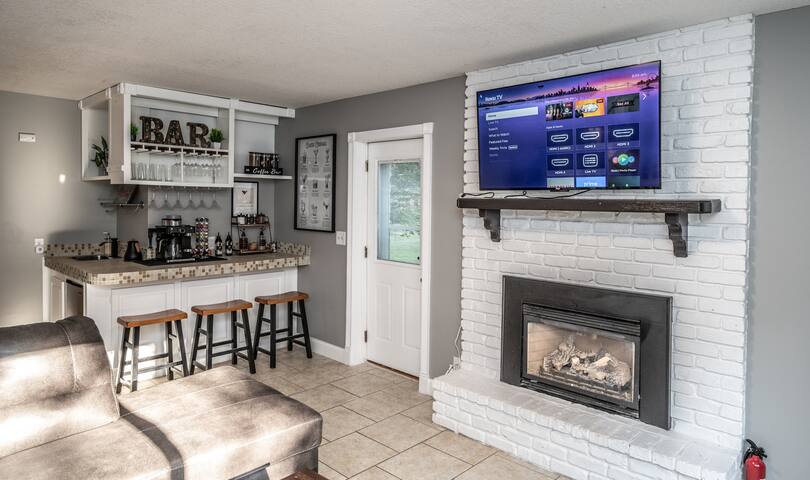 Spring Lake Paradise Pool Home w/Sauna, Cable, Bar gallery image 5