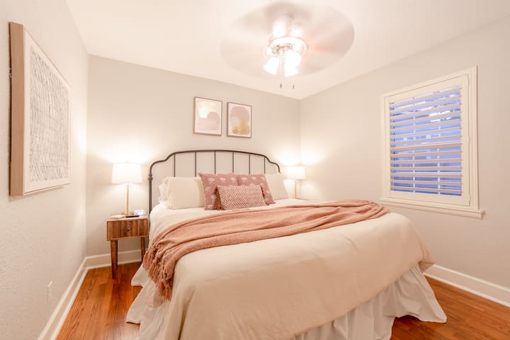 The Garland Getaway - spálňa s manželskou posteľou King