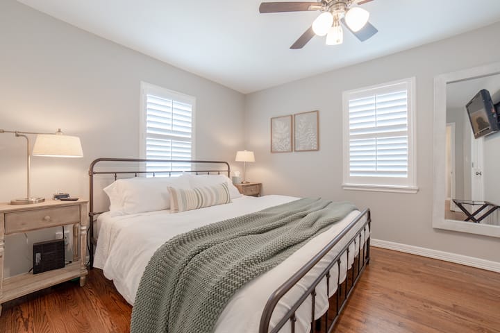 Chata na Hughesi - spálňa s manželskou posteľou King