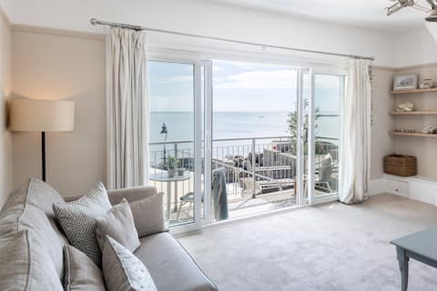 Large flat Lyme Regis seafront sleeps 7