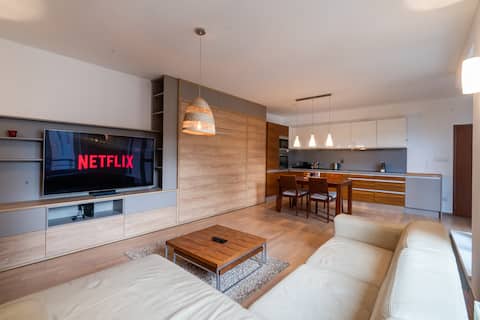 Top Airbnb: Free parking-close to OLD TOWN&mall Bus to airport in Košíře