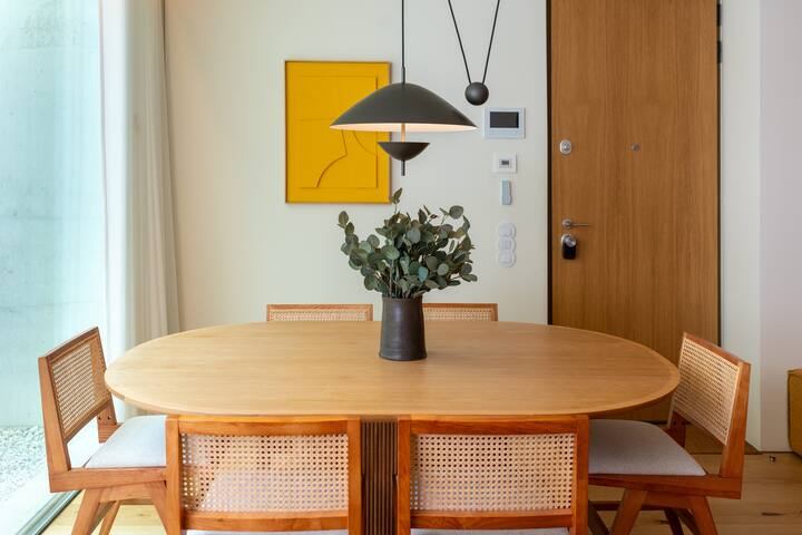 The Dandelion – Luxe 2b with garden + Pool access gallery image 4