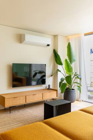 The Dandelion – Luxe 2b with garden + Pool access gallery image 2