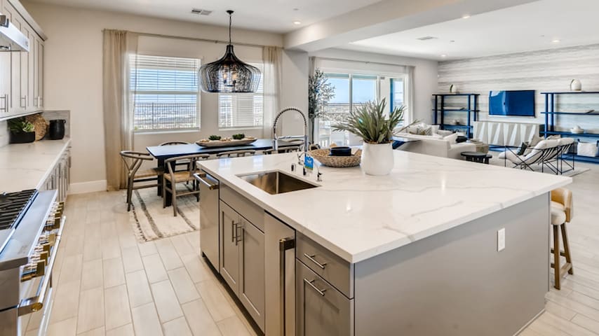 Luxe Vegas Escape w/ Strip Views