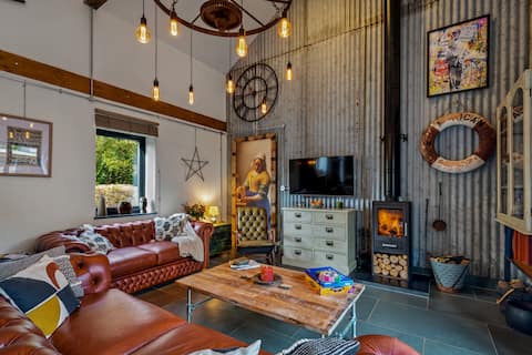 5* stunning, awe-inspiring dog-friendly barn