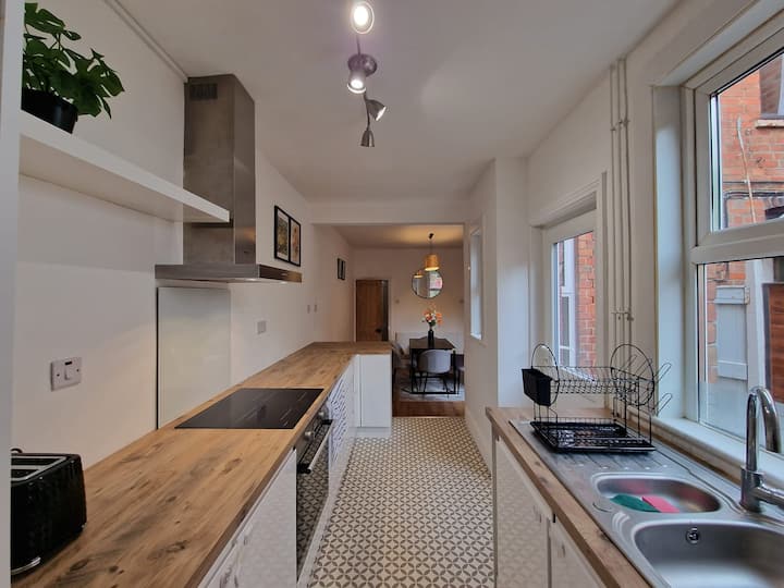 Modern, Self- Contained 3 Bedroom Home + Parking - Leicester
