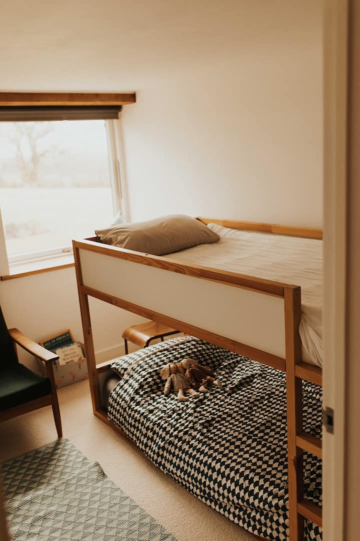 Chumba cha watoto. Kitanda cha ghorofa ni cha kiwango cha chini kwa hivyo sio vizuri kwa vijana warefu. 