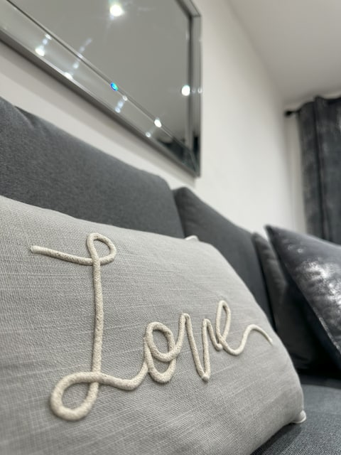 Top Airbnb: Stylish City Retreat with Views & Court Yard in Morley