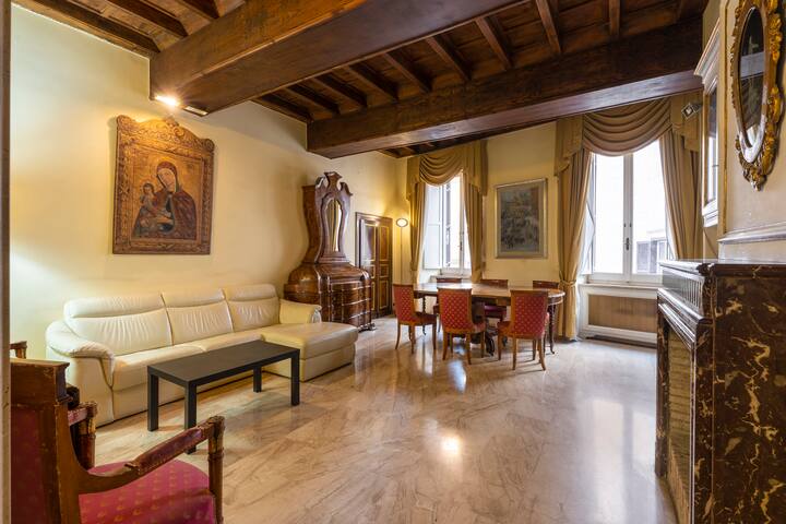 Exclusive historical apartment gallery image 3
