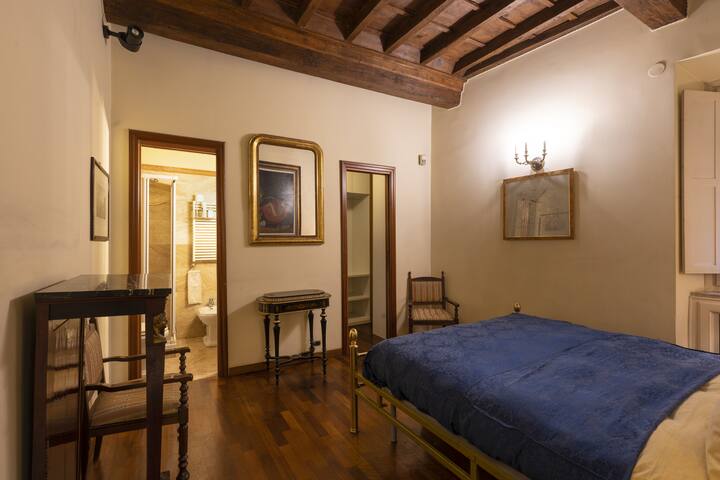 Exclusive historical apartment gallery image 5