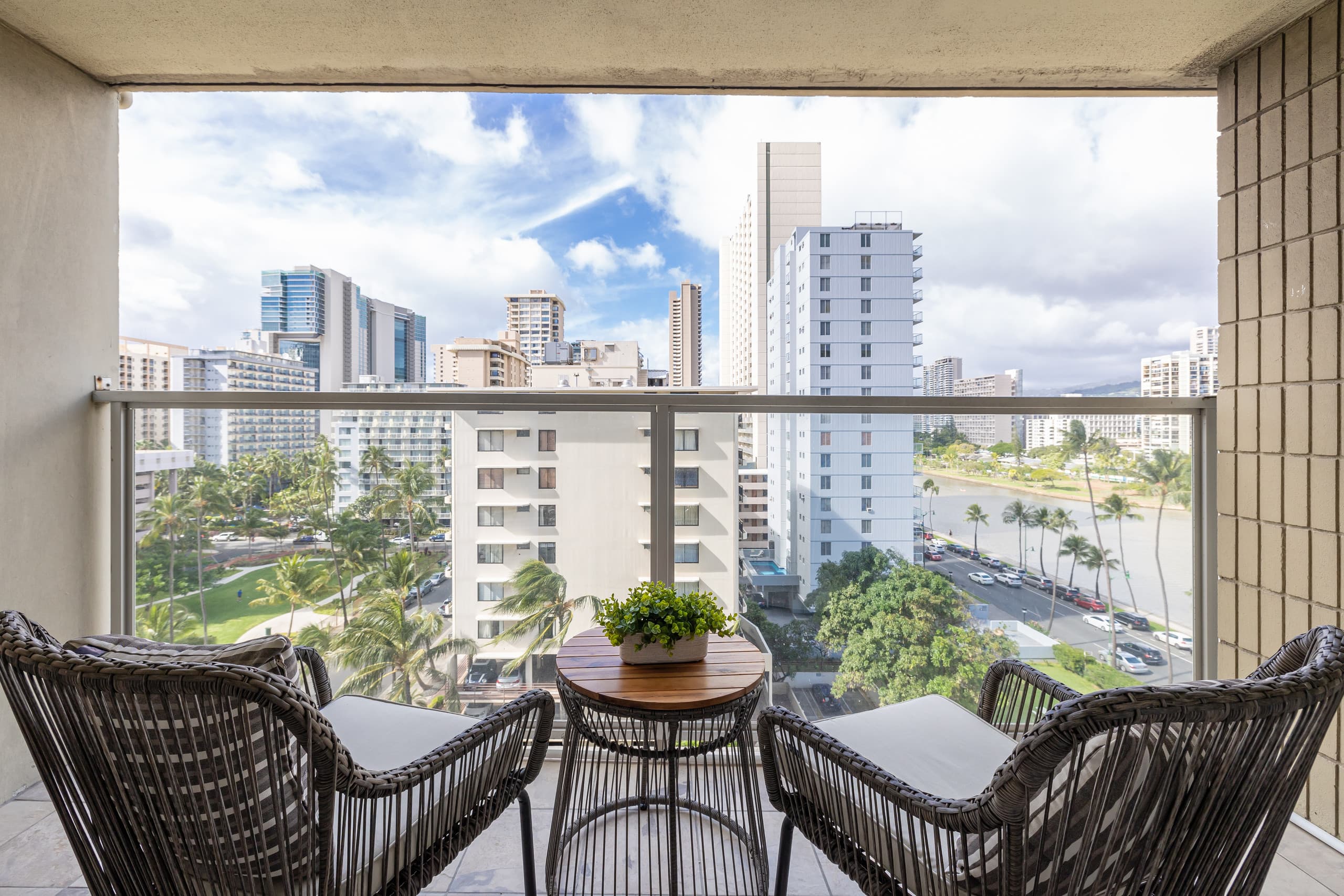 Condo in Honolulu · ★4.91 · Studio · 2 beds · 1 private bath - Image 18