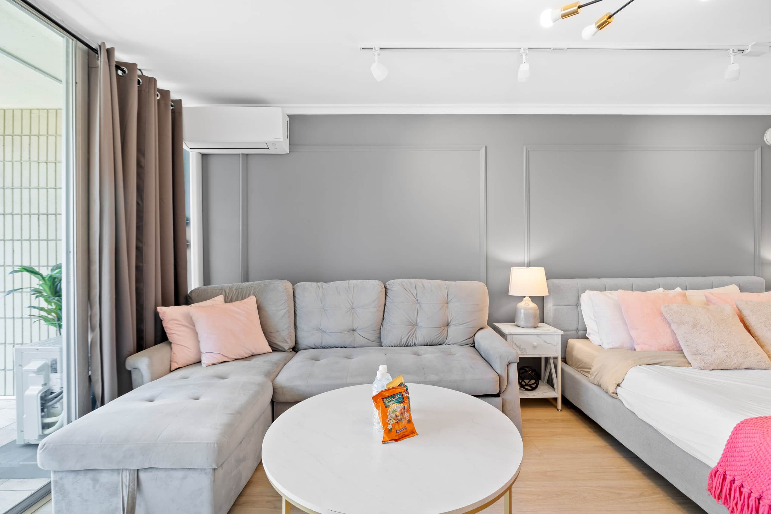 Condo in Honolulu · ★4.91 · Studio · 2 beds · 1 private bath - Image 2