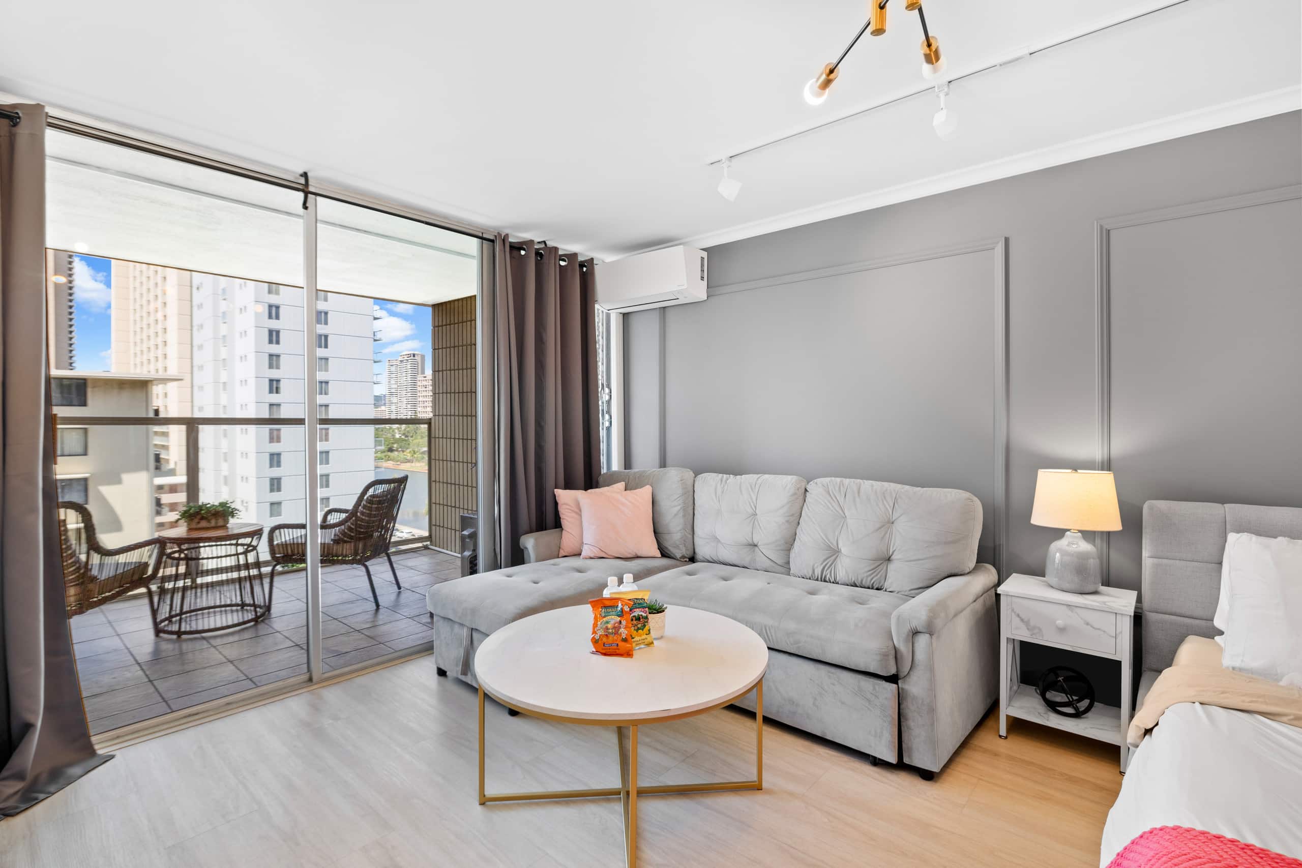 Condo in Honolulu · ★4.91 · Studio · 2 beds · 1 private bath - Image 1