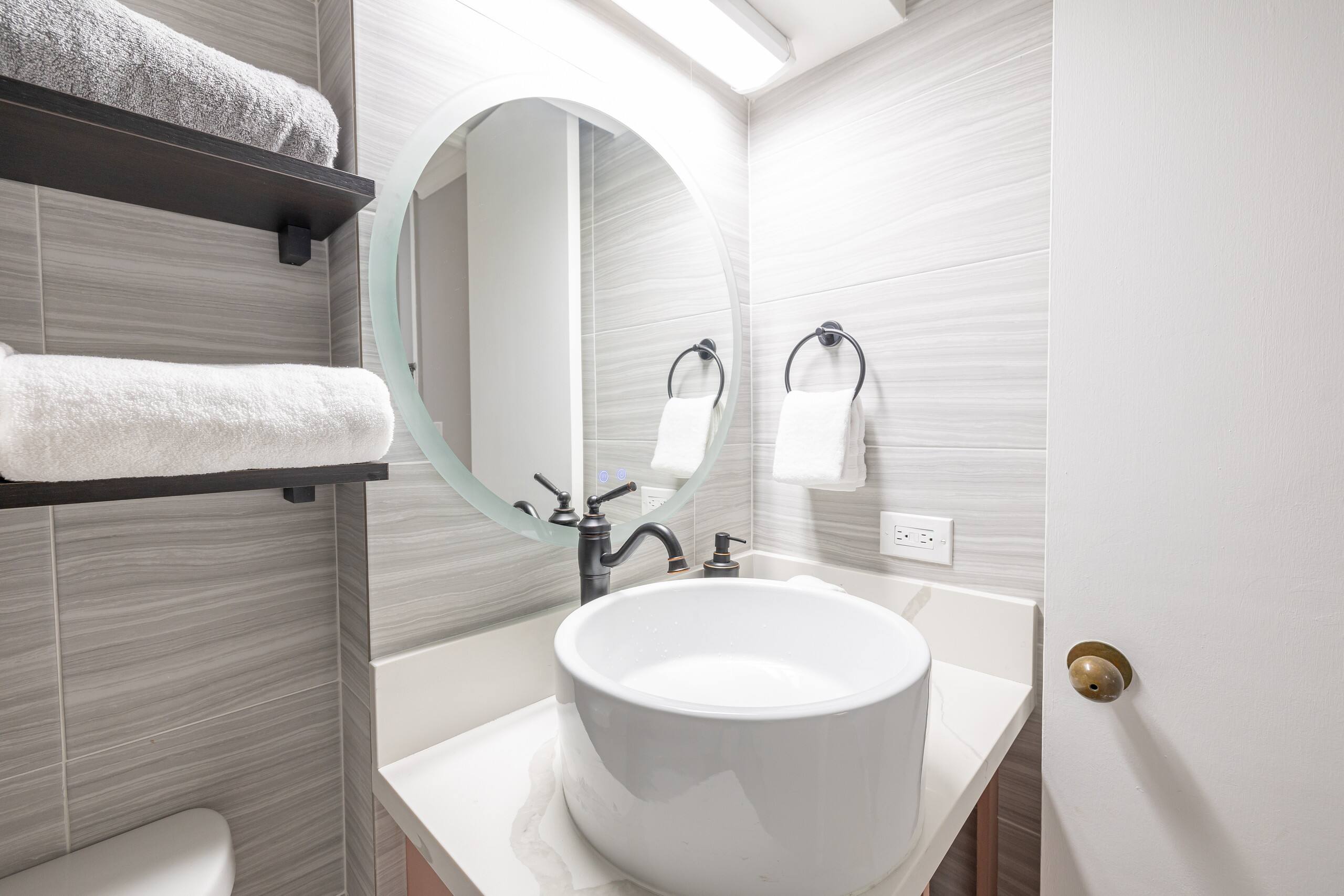 Condo in Honolulu · ★4.91 · Studio · 2 beds · 1 private bath - Image 14