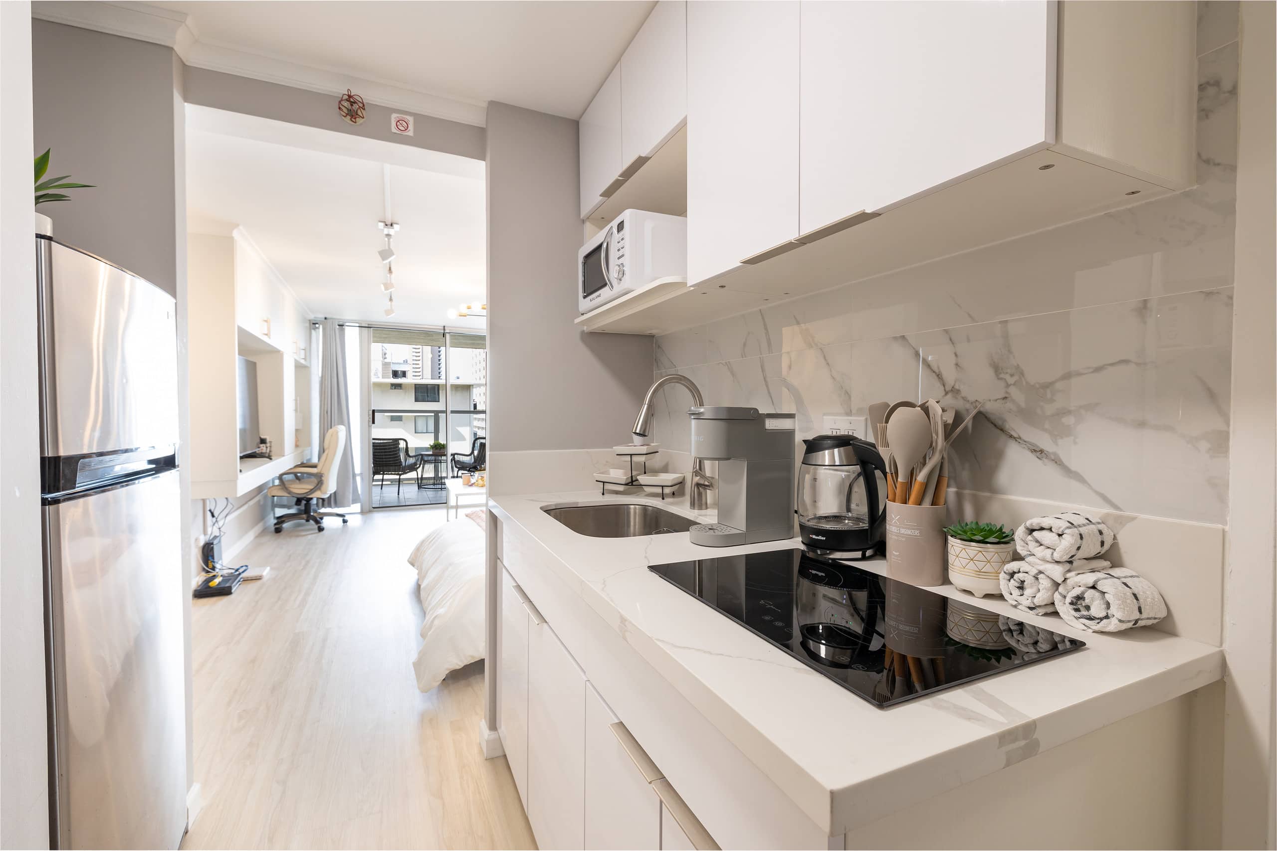 Condo in Honolulu · ★4.91 · Studio · 2 beds · 1 private bath - Image 7