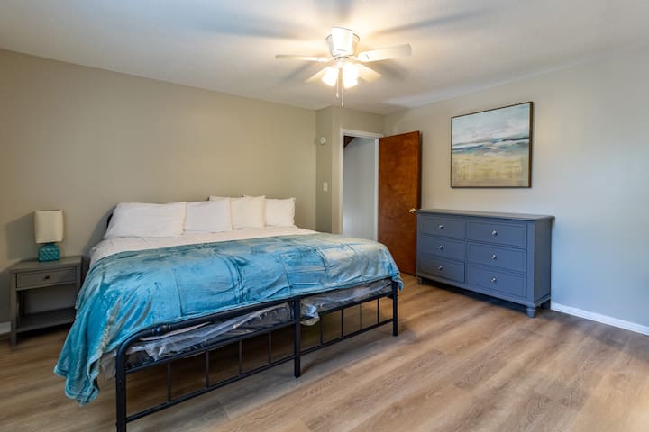 楼上加大双人床卧室