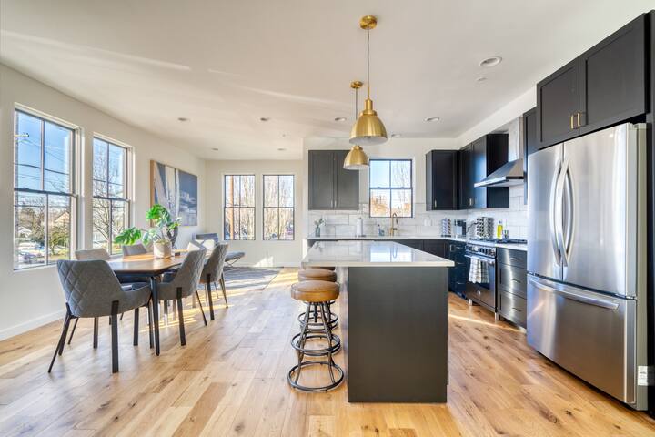 3BR Luxury • Parking • Chef’s Kitchen • Sleeps 8