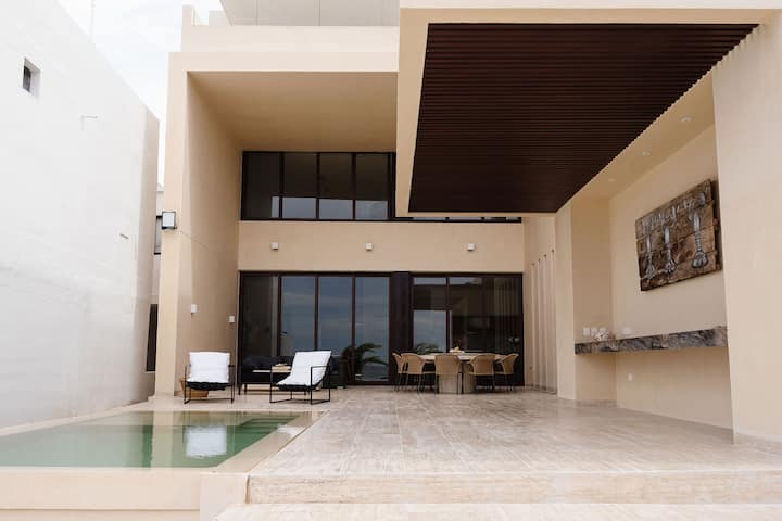 Kuka, large oceanfront house