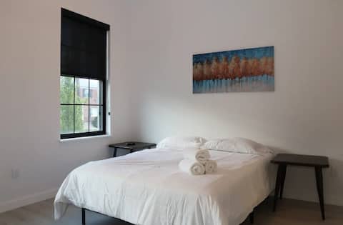 Amazing 1 Bed/1 Bath-Steps to Town Center