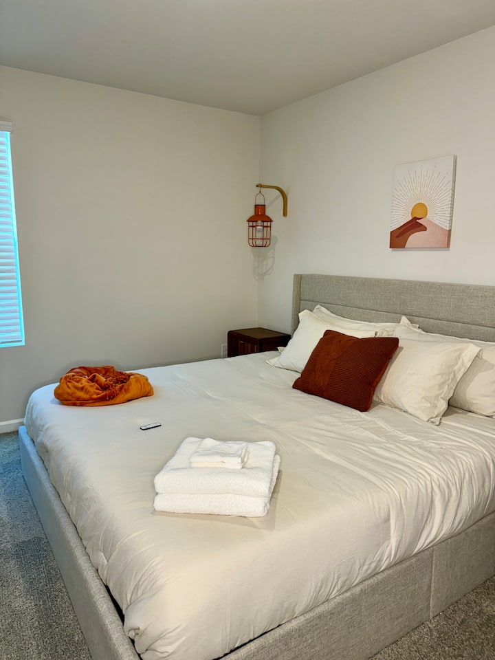 Spavaća soba za goste: ova soba ima deku, debeli pokrivač, 2 ručnika i 2 ručnika za lice. 
